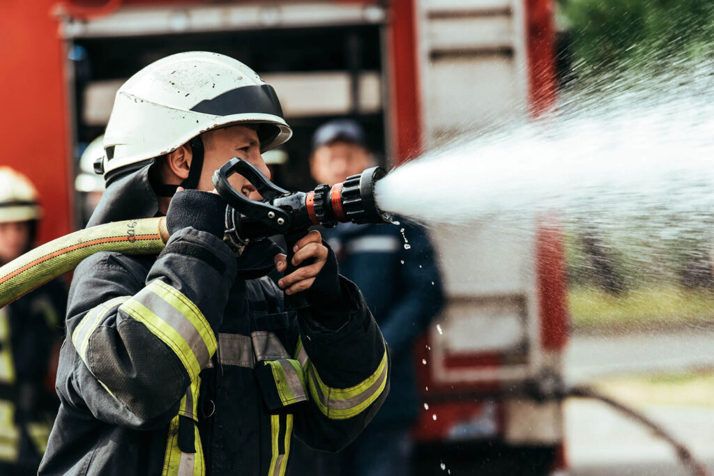 feuerwehrmann-loescht-mit-wasser-einsatz