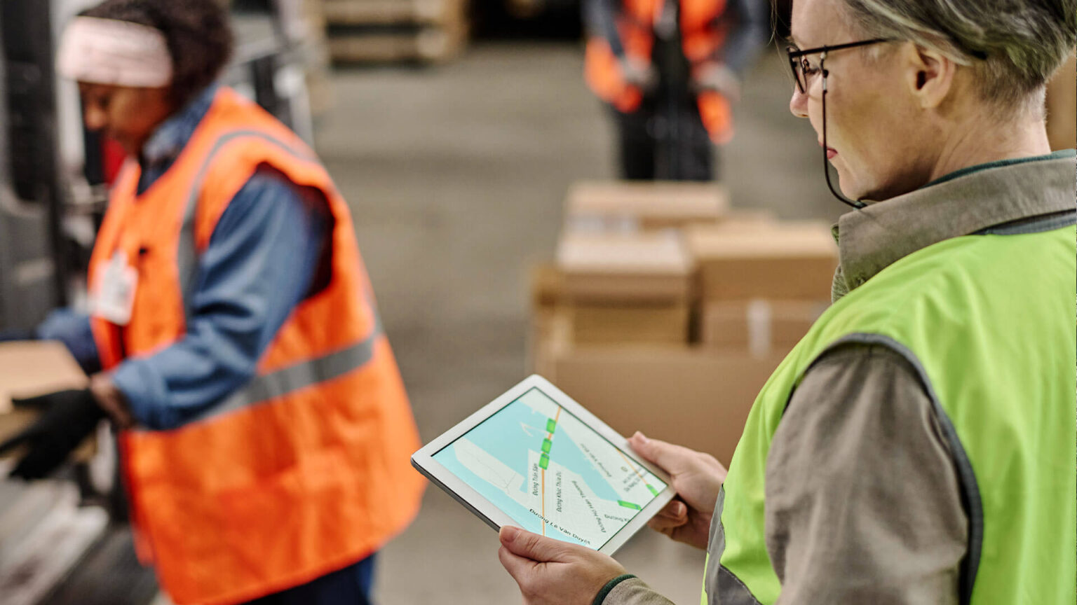 managerin-checkt-route-im-versandlager